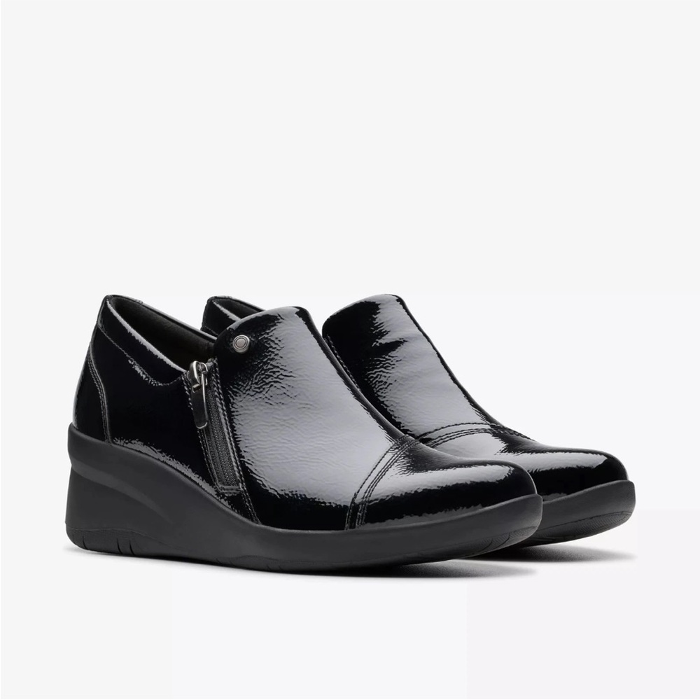 Clarks Women's Suttyn Zip Black Crinkle Patent Slip On Shoes Style 8M